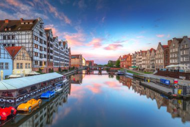 Eski kasaba Gdansk Motlawa River, gündoğumu, Polonya