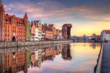 Gdansk güzel eski şehir Motlawa nehirde yansıyan güneş doğarken, Polonya.
