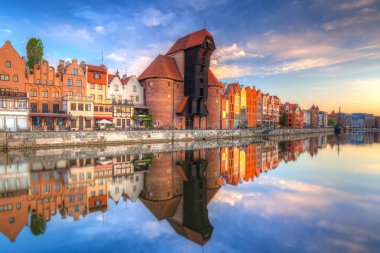 Gdansk güzel eski şehir Motlawa nehirde yansıyan güneş doğarken, Polonya.
