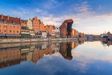 Gdansk güzel eski şehir Motlawa nehirde yansıyan güneş doğarken, Polonya.