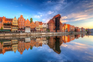 Gdansk güzel eski şehir Motlawa nehirde yansıyan güneş doğarken, Polonya.