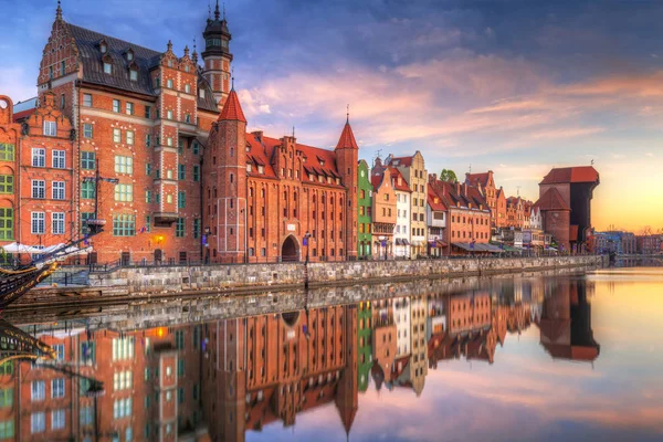 Piękne Stare Miasto Gdańsku Odzwierciedlenie Motławą Wschodzie Słońca Polska — Zdjęcie stockowe