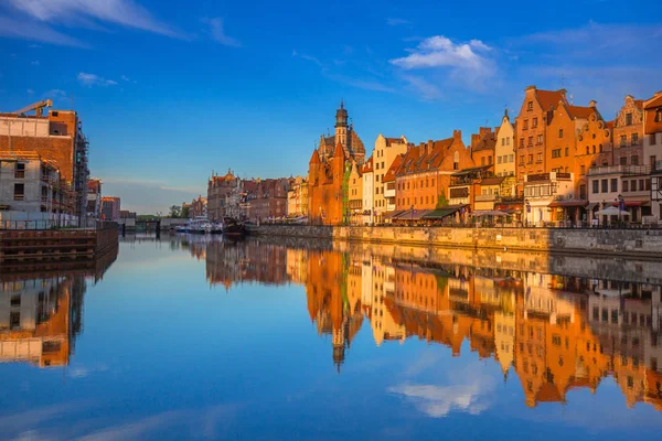 Krásné Staré Město Gdaňsk Odráží Motlawa River Úsvitu Polsko — Stock fotografie