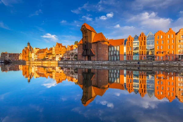 Történelmi Kikötői Daru Gdansk Tükröződik Zachariasza Napkeltekor Lengyelország — Stock Fotó