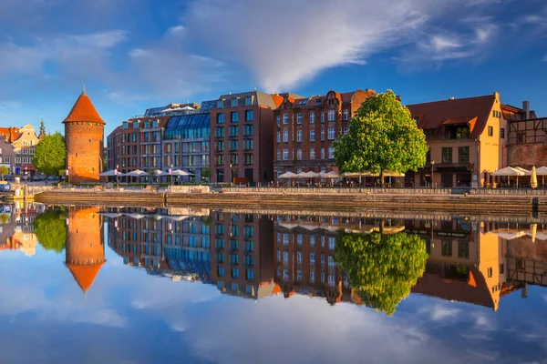 Mooie Oude Stad Van Gdansk Weerspiegeld Motlawa Rivier Bij Zonsopgang — Stockfoto
