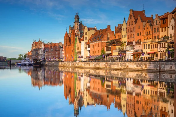 Vackra Gamla Stan Gdansk Återspeglas Motlawa River Vid Soluppgången Polen — Stockfoto