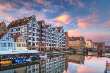 Gdansk, Polonya - 5 Mayıs 2018: Gdansk old town adlı gündoğumu, Polonya mimarisi. Gdansk tarihi Lehçe Pomerania güzel mimari ile başkentidir.