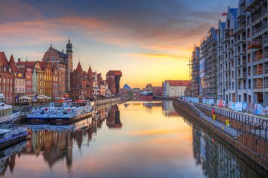 Gdansk, Polonya - 5 Mayıs 2018: Gdansk eski şehir Motlawa nehre güneş doğarken, Polonya yansıtıyordu. Gdansk tarihi Lehçe Pomerania güzel mimari ile başkentidir.
