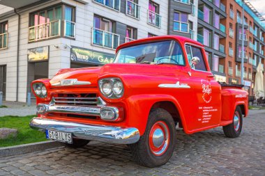 Gdansk, Polonya - 5 Mayıs 2018: Kırmızı Chevrolet Apache pikap eski şehir, Gdanks, Polonya park etmiş. Chevrolet Apache 1958 üretilen klasik bir Gmc araba olduğunu.