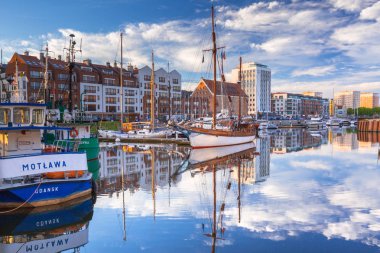 Gdansk, Polonya - 5 Mayıs 2018: Gdansk Marina Motlawa nehre güneş doğarken, Polonya yansıtıyordu. Gdansk tarihi Lehçe Pomerania güzel mimari ile başkentidir.