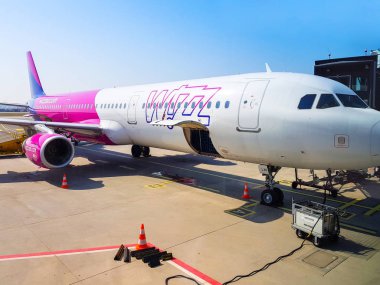 Gdansk, Polonya - 13 Nisan 2018: Wizz air uçak Lech Walesa Havaalanı Gdansk, Polonya. Wizz air ile 30'dan fazla ülkede hizmet vermektedir Macaristan en büyük filosuna bir düşük maliyetli havayolu şirketidir.