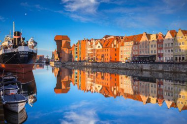 Gdansk, Polonya - 5 Mayıs 2018: Gdansk eski şehir Motlawa nehre güneş doğarken, Polonya yansıtıyordu. Gdansk tarihi Lehçe Pomerania güzel mimari ile başkentidir.