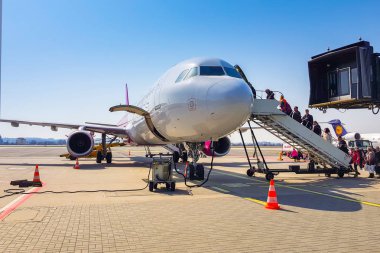 Gdansk, Polonya - 13 Nisan 2018: Wizz air uçak Lech Walesa Havaalanı Gdansk, Polonya. Wizz air ile 30'dan fazla ülkede hizmet vermektedir Macaristan en büyük filosuna bir düşük maliyetli havayolu şirketidir.
