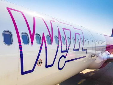 Gdansk, Polonya - 13 Nisan 2018: Wizz air uçak Lech Walesa Havaalanı Gdansk, Polonya. Wizz air ile 30'dan fazla ülkede hizmet vermektedir Macaristan en büyük filosuna bir düşük maliyetli havayolu şirketidir.
