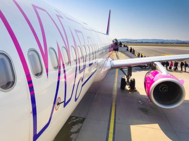 Gdansk, Polonya - 13 Nisan 2018: Wizz air uçak Lech Walesa Havaalanı Gdansk, Polonya. Wizz air ile 30'dan fazla ülkede hizmet vermektedir Macaristan en büyük filosuna bir düşük maliyetli havayolu şirketidir.
