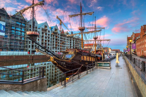 Gdansk Polen Mei 2018 Piratenschip Rivier Motlawa Gdansk Bij Zonsopgang — Stockfoto