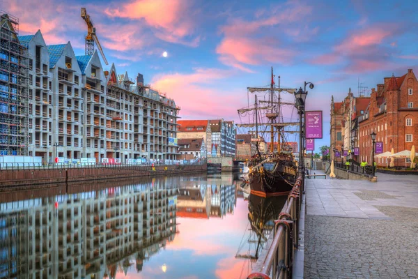 Gdansk Polonia Mayo 2018 Nuevos Edificios Río Motlawa Gdansk Amanecer — Foto de Stock