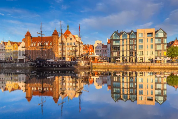 Gdansk Lengyelország 2018 Május Gdansk Óvárosának Tükröződik Zachariasza Folyó Napkeltekor — Stock Fotó