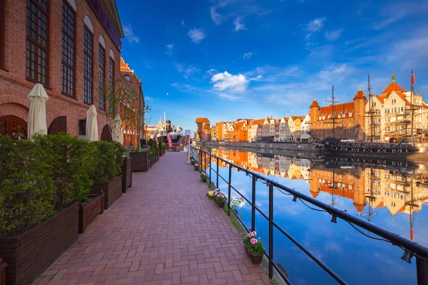 Gdansk Polônia Maio 2018 Cidade Velha Gdansk Refletida Rio Motlawa — Fotografia de Stock