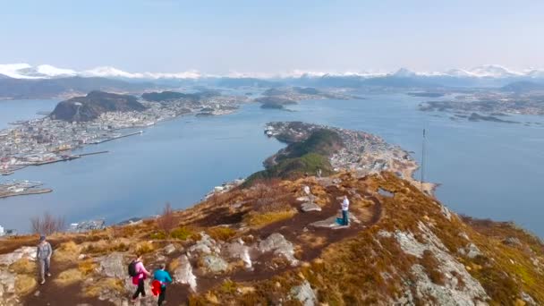 Ålesund Norge April 2018 Människor Vandring Kullen Sukkertoppen Med Fjorden — Stockvideo