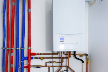 Borular ve Isıtma sistemi evde gaz kazanı