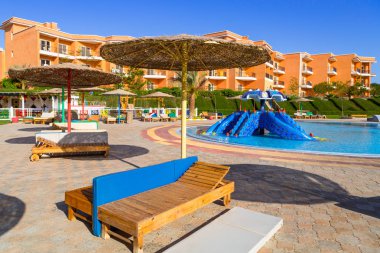 Hurghada, Mısır - 6 Nisan 2013: Hurghada içinde üç köşe Sunny Beach resort tropikal. Üç köşe olduğunu Belçika şirketi ile Mısır'daki Kızıl denizde 11 otel ve bir Budapeşte, Macaristan.