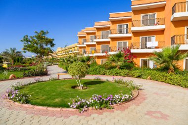 Hurghada, Mısır - 6 Nisan 2013: Hurghada içinde üç köşe Sunny Beach resort tropikal. Üç köşe olduğunu Belçika şirketi ile Mısır'daki Kızıl denizde 11 otel ve bir Budapeşte, Macaristan.