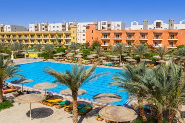 Hurghada, Mısır - 6 Nisan 2013: Hurghada içinde üç köşe Sunny Beach resort tropikal. Üç köşe olduğunu Belçika şirketi ile Mısır'daki Kızıl denizde 11 otel ve bir Budapeşte, Macaristan.