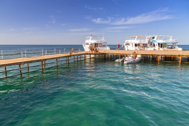 Hurghada, Mısır - 6 Nisan 2013: Red Sea Hurghada, Mısır, iskele üzerinde yürüyen insanlar.