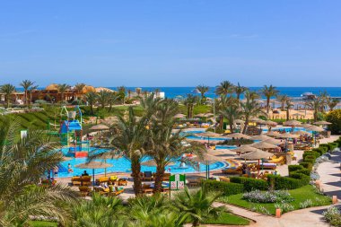 Hurghada, Mısır - 6 Nisan 2013: Hurghada içinde üç köşe Sunny Beach resort tropikal. Üç köşe olduğunu Belçika şirketi ile Mısır'daki Kızıl denizde 11 otel ve bir Budapeşte, Macaristan.
