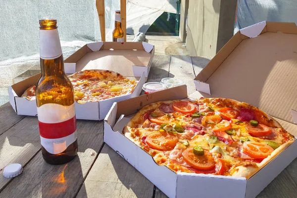 Pizza Mit Bier Auf Der Sommerterrasse — Stockfoto