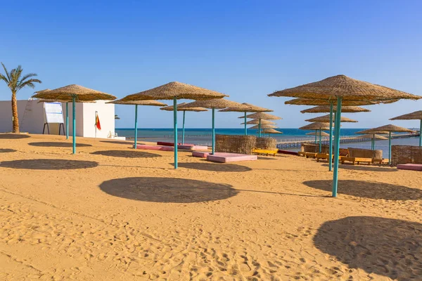 Sombrillas Playa Del Mar Rojo Hurghada Egipto — Foto de Stock