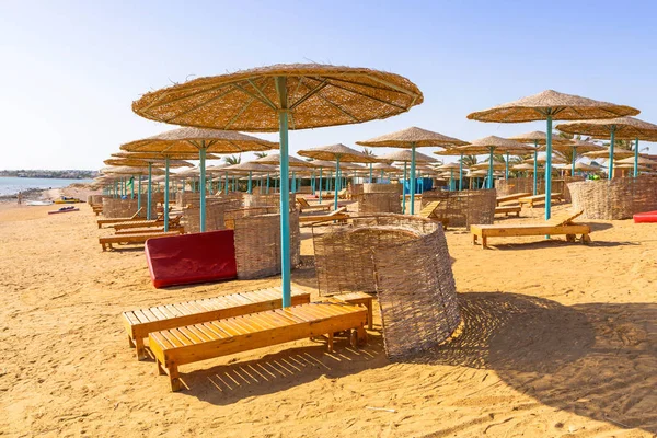 ハルガダ エジプトの紅海のビーチにパラソル — ストック写真