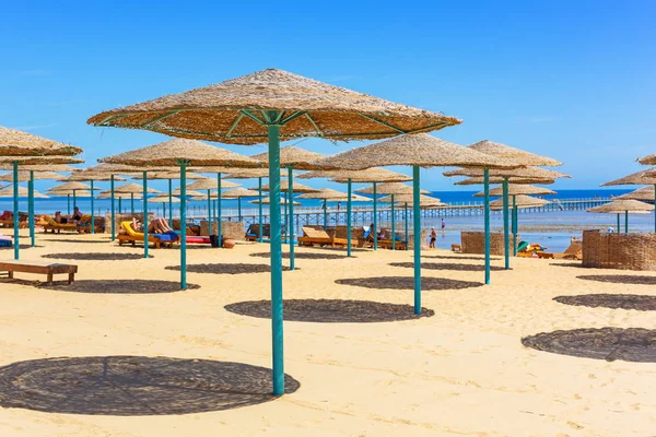 Ombrelloni Sulla Spiaggia Del Mar Rosso Hurghada Egitto — Foto Stock