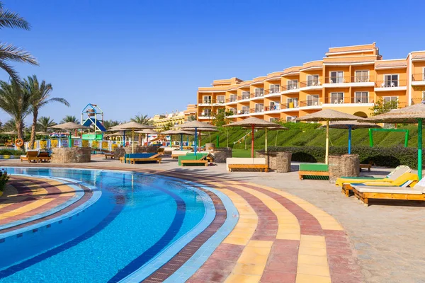 埃及的赫尔格达 2013年4月6日 热带度假村三角阳光海滩在赫尔格达 三角是比利时公司与11家酒店在红海在埃及和一个在布达佩斯 匈牙利 — 图库照片