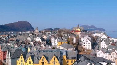 Alesund, Norveç - 14 Nisan 2018: Norveç'te güneşli gün Alesund şehrin güzel mimari. Alesund Norveç'te popüler bir turistik yer