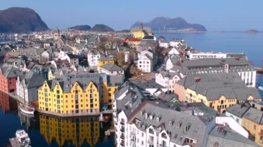 Alesund, Norveç - 14 Nisan 2018: Norveç'te güneşli gün Alesund şehrin güzel mimari. Alesund Norveç'te popüler bir turistik yer