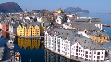 Alesund, Norveç - 14 Nisan 2018: Norveç'te güneşli gün Alesund şehrin güzel mimari. Alesund Norveç'te popüler bir turistik yer