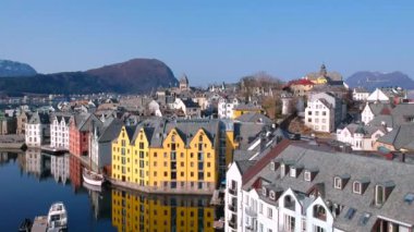 Alesund, Norveç - 14 Nisan 2018: Norveç'te güneşli gün Alesund şehrin güzel mimari. Alesund Norveç'te popüler bir turistik yer