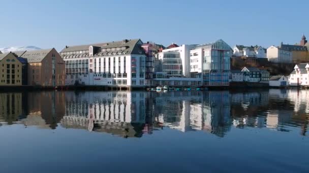 挪威奥勒松 2018年4月14日 挪威阳光明媚的奥勒松镇的美丽建筑 奥勒松是挪威最受欢迎的旅游胜地 — 图库视频影像