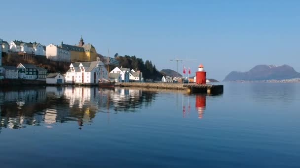 Alesund Noruega Abril 2018 Hermosa Arquitectura Ciudad Alesund Día Soleado — Vídeo de stock