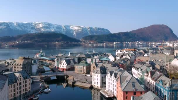 オーレスン ノルウェー 2018 ノルウェーの晴れた日でオーレスンの町の美しい建築物 オーレスンはノルウェーで人気の観光地です — ストック動画