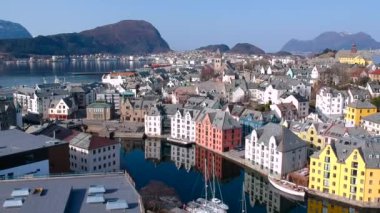Alesund, Norveç - 14 Nisan 2018: Norveç'te güneşli gün Alesund şehrin güzel mimari. Alesund Norveç'te popüler bir turistik yer