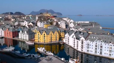 Alesund, Norveç - 14 Nisan 2018: Norveç'te güneşli gün Alesund şehrin güzel mimari. Alesund Norveç'te popüler bir turistik yer