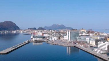 Alesund, Norveç - 14 Nisan 2018: Norveç'te güneşli gün Alesund şehrin güzel mimari. Alesund Norveç'te popüler bir turistik yer