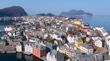 Alesund, Norveç - 14 Nisan 2018: Norveç'te güneşli gün Alesund şehrin güzel mimari. Alesund Norveç'te popüler bir turistik yer