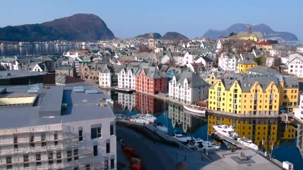 オーレスン ノルウェー 2018 ノルウェーの晴れた日でオーレスンの町の美しい建築物 オーレスンはノルウェーで人気の観光地です — ストック動画