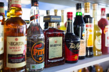 Gdansk, Polonya - 24 Mayıs 2018: Seçim likör şişeleri çubuğunda raf. Disaronno likör şişesi üzerinde seçici odak.