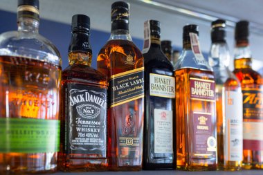 Gdansk, Polonya - 24 Mayıs 2018: Seçim çubuğu'nda viski şişe raf. Johnnie Walker Black Label şişe üzerinde seçici odak.