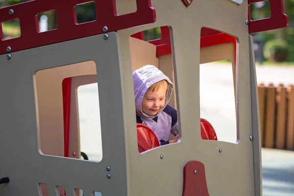 Menino Divertindo Playground — Fotografia de Stock